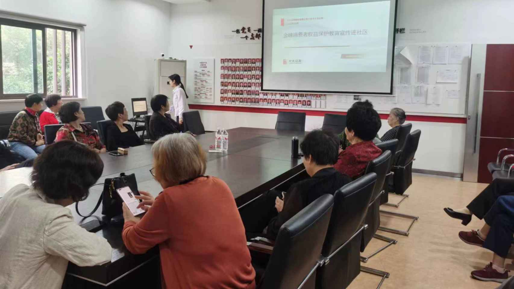投教活动进社区 守护养老“钱袋子” ——光大证券宁波北仑新碶营业部进“凌霄社区”开展“投资者风险应对能力及可持续金融”主题教育活动