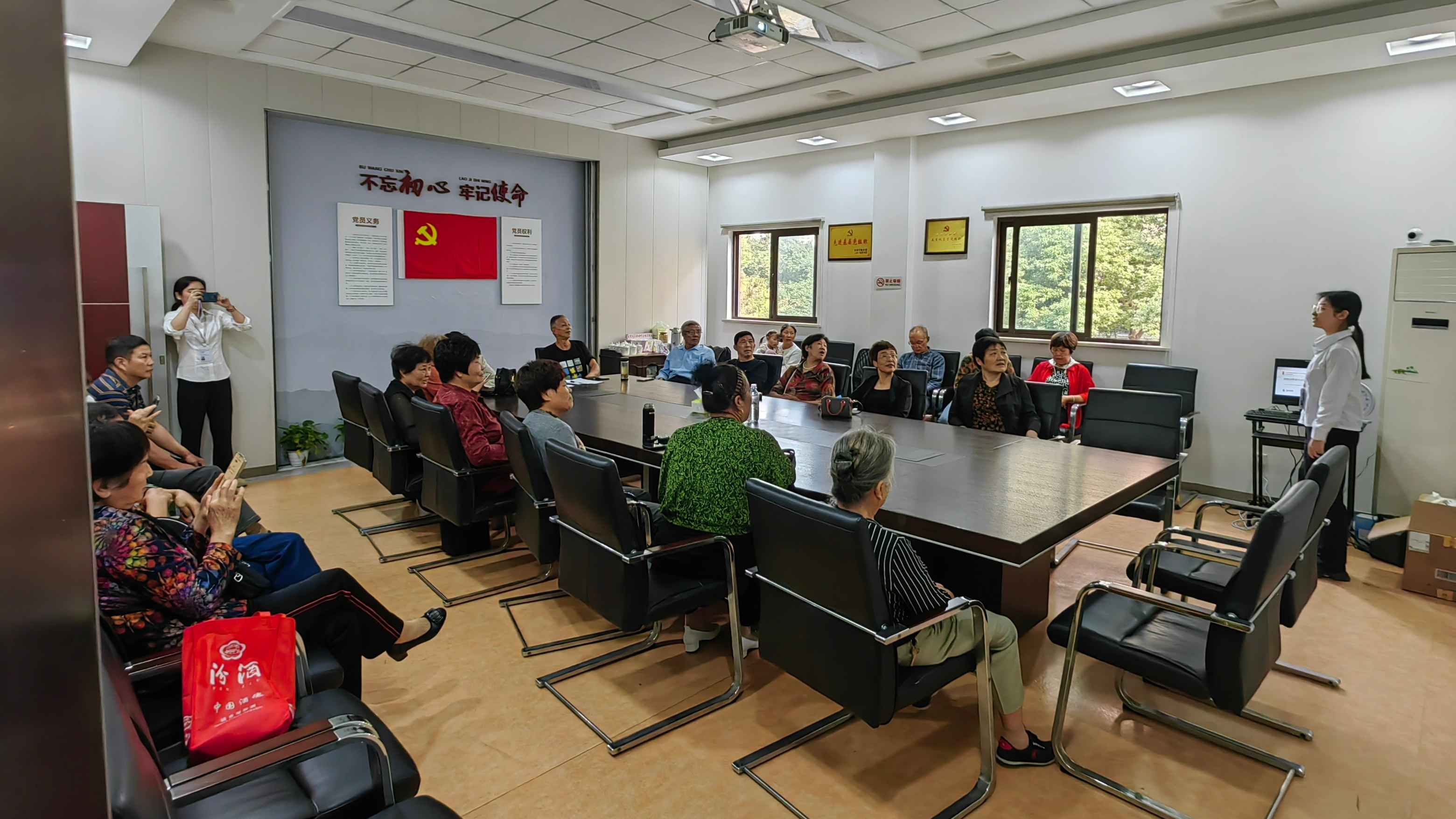 投教活动进社区 守护养老“钱袋子” ——光大证券宁波北仑新碶营业部 开展“2023年世界投资者周”活动